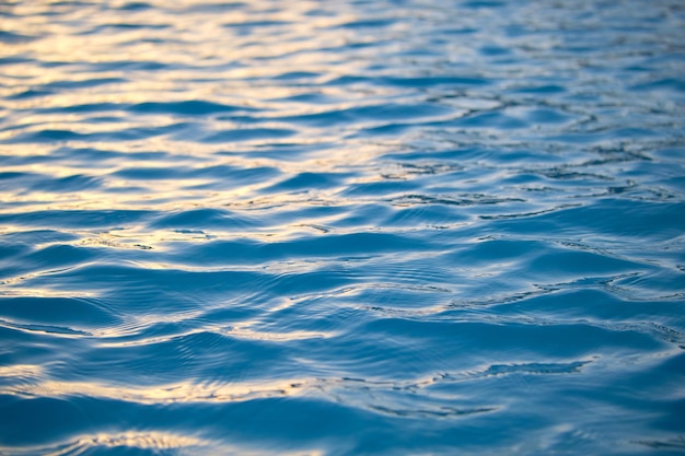 Nahaufnahmemeerblickoberfläche des blauen Meerwassers mit kleinen Kräuselungswellen
