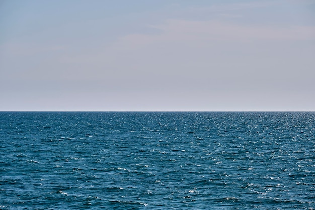 Nahaufnahmemeerblickoberfläche des blauen Meerwassers mit kleinen Kräuselungswellen