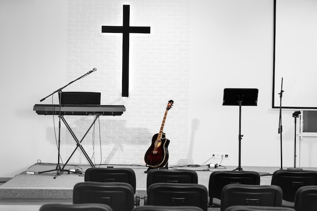 Nahaufnahmemikrofon im Auditorium mit Leuten.