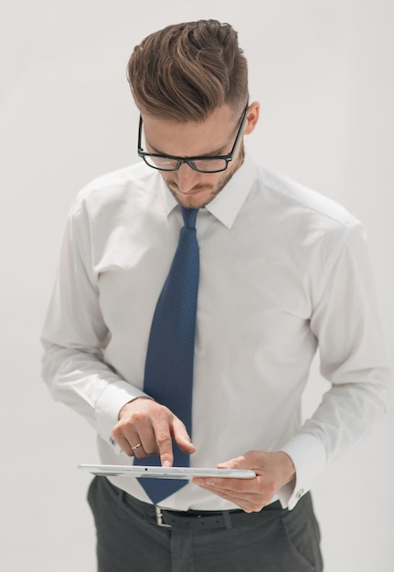 Nahaufnahmemoderner Geschäftsmann mit digitalen Tablet-Mitarbeitern und -Technologie