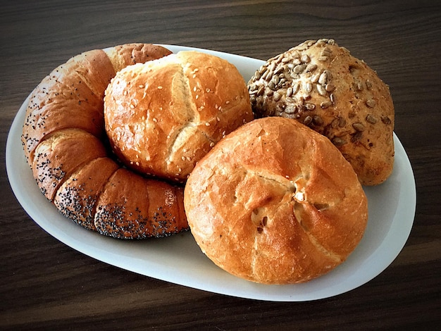 Nahaufnahmen von Croissants auf einem Teller