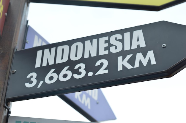 Nahaufnahmen von Richtungszeichen, die auf die bezaubernden Ziele der indonesischen