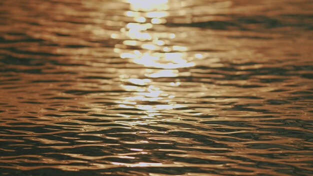 Foto nahaufnahmen von sonnenreflektionen an der wasseroberfläche, wunderschönes, ausgebreitetes, abstraktes, verschwommenes meerwasser im hintergrund