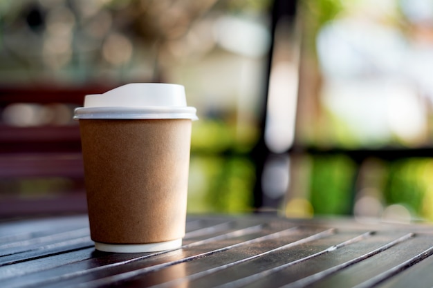 Nahaufnahmepapierschale heißer kaffee im café