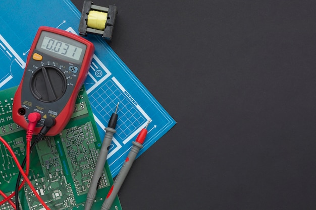 Nahaufnahmeplatine mit Multimeter