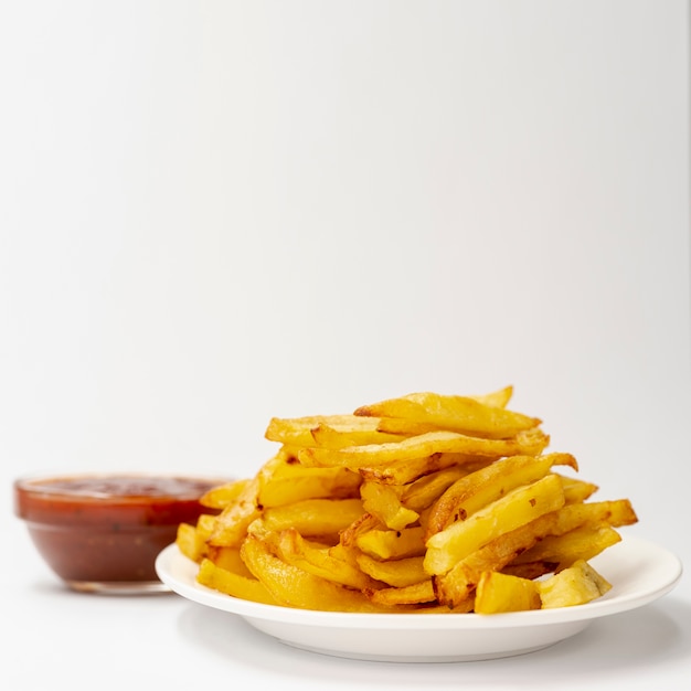 Nahaufnahmepommes-frites mit weißem Hintergrund