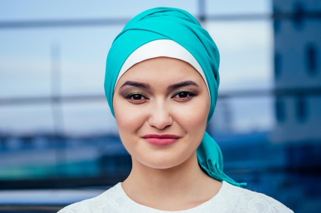 Nahaufnahmeporträt attraktive und mysteriöse muslimische europäische Frau perfekte Haut und charmantes Augen-Make-up, der Kopf ist mit einem Taschentuch bedeckt, das Hijab . trägt