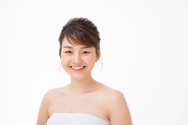 Nahaufnahmeporträt der attraktiven asiatischen Frau mit der angemessenen vollkommenen gesunden Glühenhaut lokalisiert auf Weiß