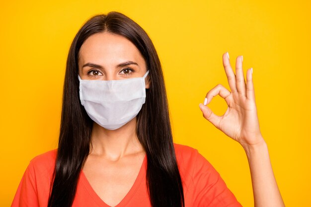 Nahaufnahmeporträt der Dame, die ok-Zeichen-Werbetherapie-Grippe-Grippe-Pandemie-China-Gesundheitswesen-Virus zeigt
