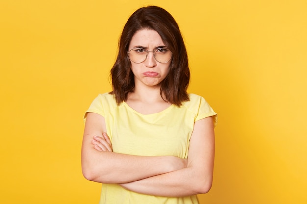 Nahaufnahmeporträt der emotionalen Frau mit beleidigtem Gesichtsausdruck, hat negative Gefühle, Dame erhält schlechte Nachrichten vom Ehemann