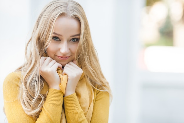 Nahaufnahmeporträt der jungen attraktiven Frau im Freien mit Kopienraum. Schönes blondes Mädchenmodell. Fröhliche Dame im Frühling, Herbst, Herbst.