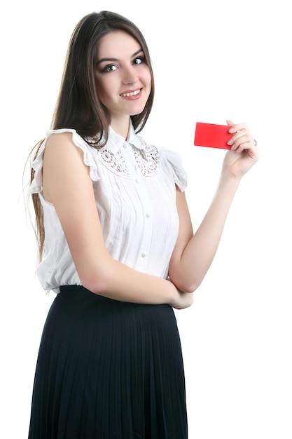 Nahaufnahmeporträt der jungen lächelnden Geschäftsfrau, die Kredit hält