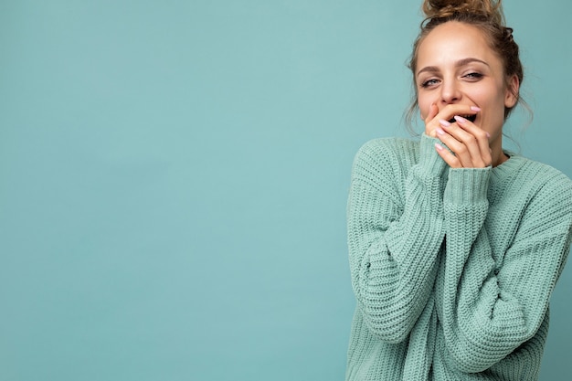 Nahaufnahmeporträt der jungen positiven überraschten netten gewinnenden blonden Frau mit aufrichtigen Gefühlen tragend