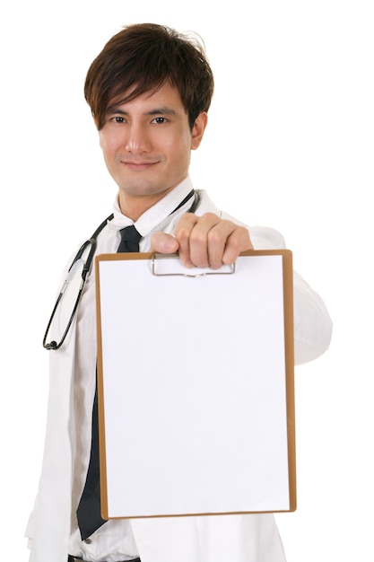 Nahaufnahmeporträt des asiatischen Medizinarztes, der leere Tafel auf weißem Hintergrund im Studio hält.