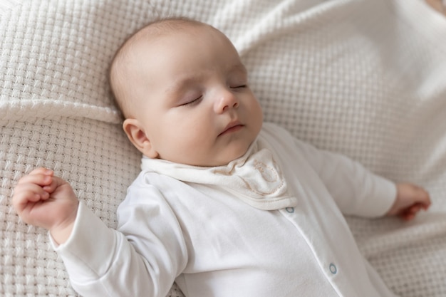 Nahaufnahmeporträt des Gesichts eines netten schlafenden Neugeborenen. Foto in hoher Qualität
