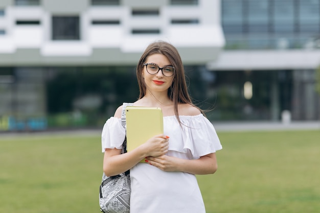 Nahaufnahmeporträt des jungen schönen Jugendstudentenmädchens