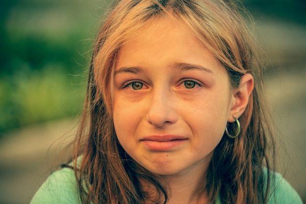Nahaufnahmeporträt des jungen weinenden Mädchens mit Tränen. Teenager-Mädchen mit dem traurigen Ausdruck, der weint.