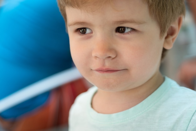 Nahaufnahmeporträt des netten Kindes. Nettes fröhliches Kind des kleinen Jungen. Porträt des lustigen kleinen Kinderjungen hautnah.