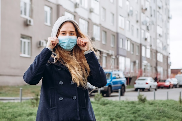 Nahaufnahmeporträt einer Frau in einer medizinischen Maske auf der Straße, Epidemie eines Coronavirus. Frau verstieß gegen die Regeln der Selbstisolation. SARS-CoV-2. Schützen Sie sich vor COVID-19.