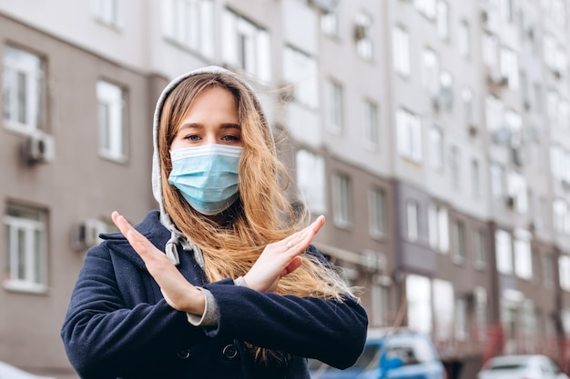Nahaufnahmeporträt einer Frau in einer medizinischen Maske auf der Straße, Epidemie eines Coronavirus. Frau verstieß gegen die Regeln der Selbstisolation. SARS-CoV-2. Schützen Sie sich vor COVID-19.