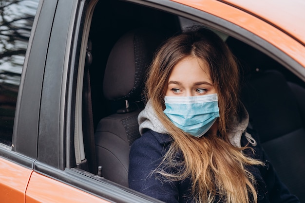 Nahaufnahmeporträt einer Frau in einer medizinischen Maske auf der Straße, Epidemie eines Coronavirus. Frau verstieß gegen die Regeln der Selbstisolation. SARS-CoV-2. Schützen Sie sich vor COVID-19.