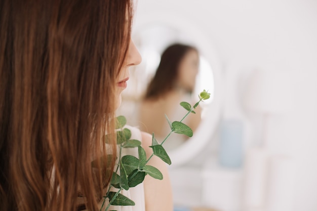 Nahaufnahmeporträt einer jungen schönen Frau mit Spiegelbild