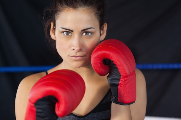 Nahaufnahmeporträt einer Schönheit in den roten Boxhandschuhen