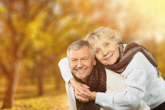 Nahaufnahmeporträt eines älteren Paares, das sich im Park umarmt