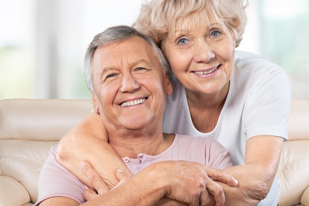 Nahaufnahmeporträt eines älteren Paares, das sich zu Hause umarmt