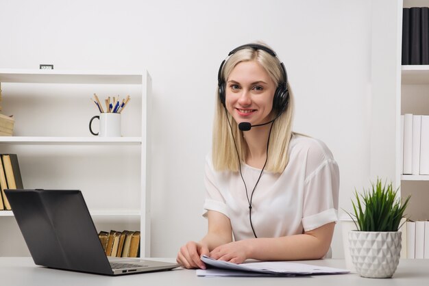 Nahaufnahmeporträt eines Kundendienstagenten, der im Büro sitzt