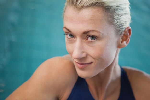 Nahaufnahmeporträt eines weiblichen Schwimmers durch Pool