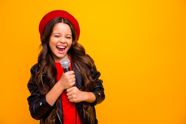 Nahaufnahmeporträt von ihr sie gut aussehend attraktiv charmant trendig modisch fröhlich wellig-haariges Mädchen singend Karaoke-Hit isoliert über hell lebendigen Glanz leuchtend gelbe Farbe Wand