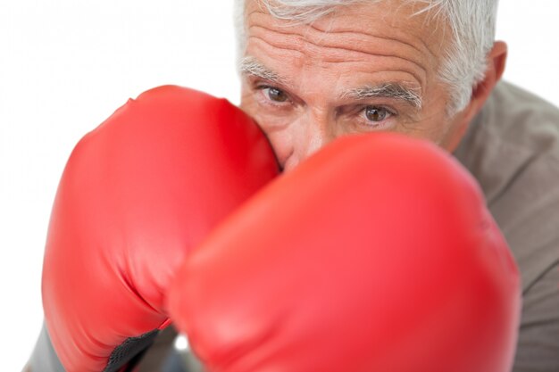 Nahaufnahmeportrait eines entschlossenen älteren Boxers