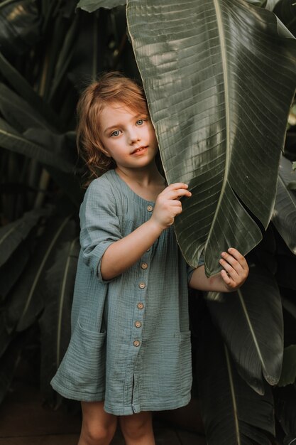 Nahaufnahmeportrait eines schönen Babys mit perfekter Haut und blonden Haaren Naturkosmetik