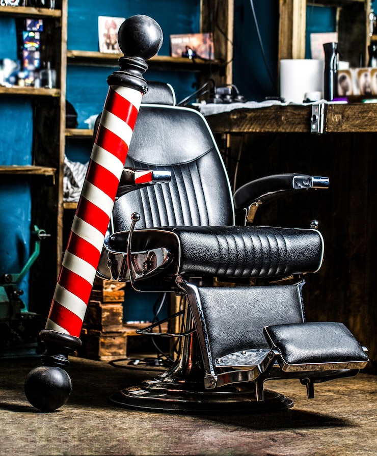 Foto nahaufnahmesessel. barber shop pole. logo des friseursalons, symbol. stilvoller vintage friseurstuhl. barbershop-sessel, friseursalon, friseursalon für männer.