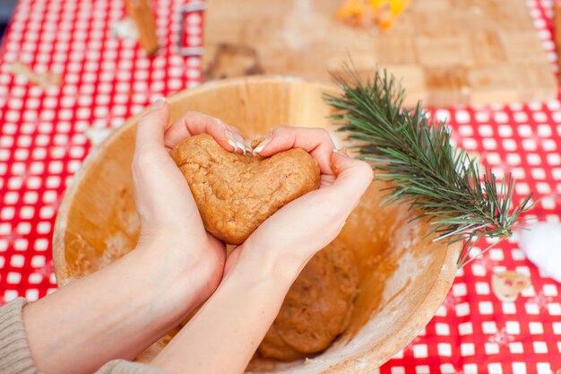 Nahaufnahmeteig für Lebkuchenplätzchen für Küche des Weihnachten zu Hause