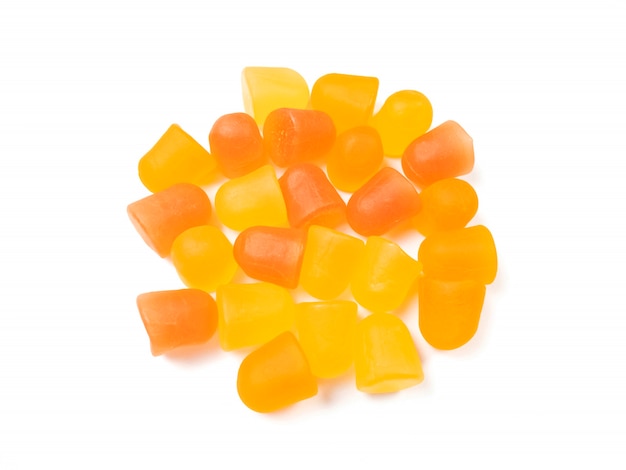 Nahaufnahmetextur von orangefarbenen und gelben Multivitamin-Gummis. Gesundes Lebensstilkonzept.