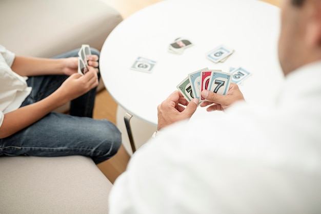 Foto nahaufnahmevater und -kind, die uno spielen