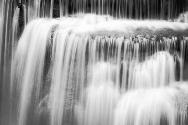 Nahaufnahmewasserfall in Schwarzweiss