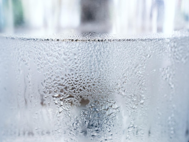 Foto nahaufnahmewassertropfenbeschaffenheit auf kaltem trinkwasser auf kühler