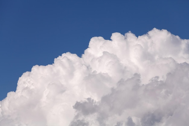 Nahaufnahmewolke mit blauem Himmel