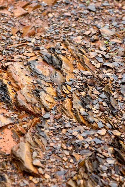 Nahe Ansicht der Grundbeschaffenheit eines Berges, Felsen und Kiesel kennzeichnend.