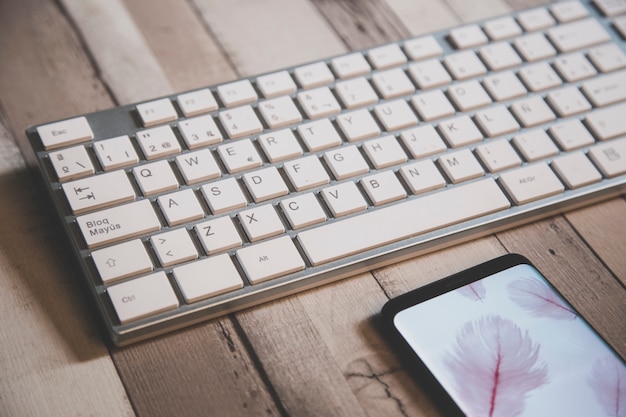 Nahe Ansicht eines modernen weißen PC eine mobile Tastatur mit rosa Feder