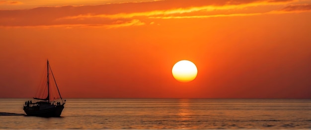 Naher Osten Sonnenuntergang auf einer Seeboot-Silhouette dramatische orangefarbene Wolken