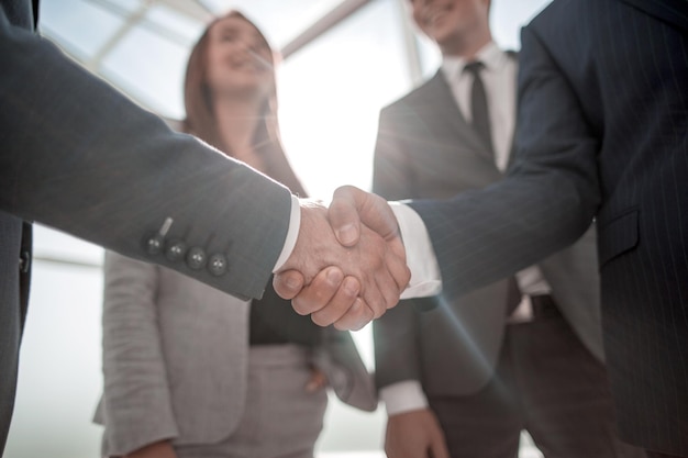 Nahezuverlässiger Handshake von Geschäftspartnern