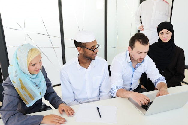 Nahöstliche Geschäftsleute im modernen Büro