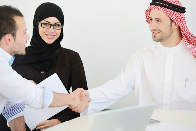 Nahöstliche Geschäftsleute im modernen Büro