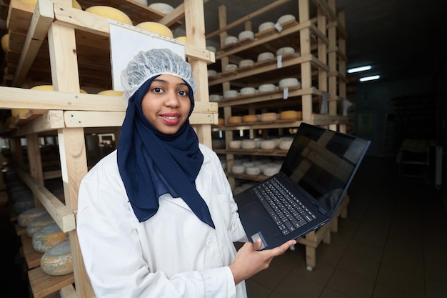 nahöstliche schwarzafrikanische muslimische geschäftsfrau in einer lokalen käseproduktionsfirma