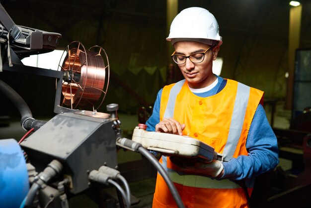 Nahöstlicher Ingenieur im Werk