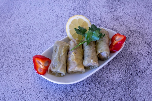 Nahöstliches oder arabisches Essen und verschiedene Mezze-Kohlrouladen lahana dolmasi